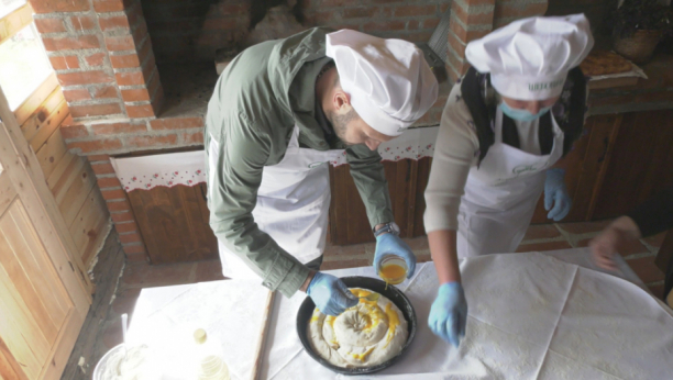 OPASAO KECELJU I ZASUKAO RUKAVE Dejan Petrović je majstor trube, ali maestralno pravi i domaću pitu gužvaru (FOTO/VIDEO)