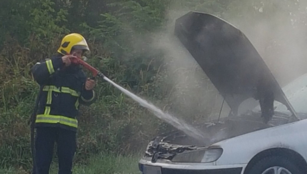 BUKTINJA ISPRED DOMA ZDRAVLJA U LJIGU: Zapalio se putnički automobil, odjednom se pojavio plamen (FOTO/VIDEO)