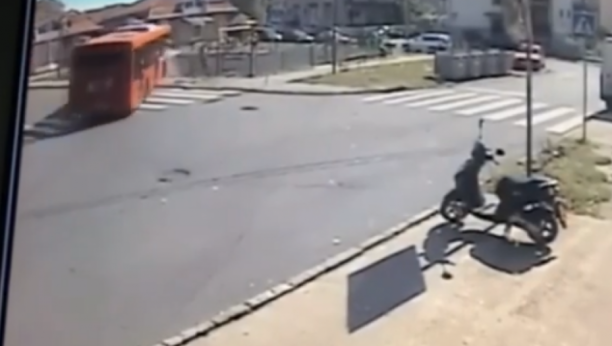 DA SE SMRZNEŠ Novi uznemirujući snimak udesa u Zemunu: Čovek izbegao autobus za dve SEKUNDE! (VIDEO)