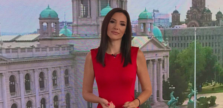 SKINULA SE NAŠA VODITELJKA I OBJAVILA VRELE KADROVE: Provokativne poze oduzimaju dah! (FOTO)