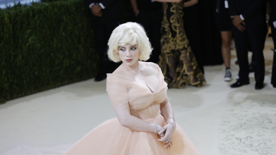 TO JE DEHUMANIZUJUĆE! Bili Ajliš pokazala grudi, pa izgubila 100.000 pratilaca