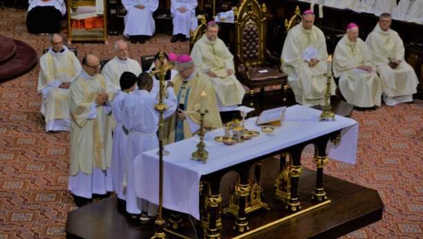 MONSTRUMI U MANTIJAMA Katolicki biskupi se izvinili zbog zlodela nad decom