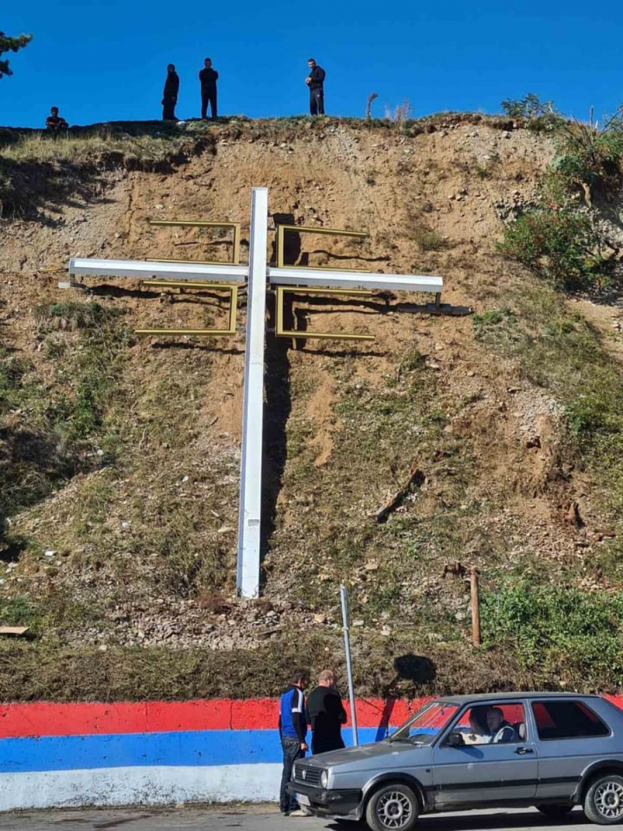 BERANE DOSTOJNO DOČEKUJE PATRIJARHA Krst na brdu i najveća trobojka u slobodnoj Crnoj Gori, simbol večne borbe protiv zla (FOTO)