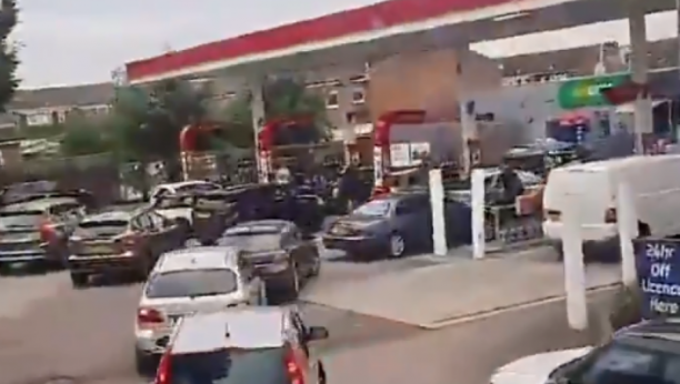PANIKA ZBOG PANDEMIJE Britanci u strahu da će ostati bez goriva, vozači navaljuju na pumpe! (VIDEO)