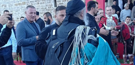 Episkop Jovan skakao padobranom u čast patrijarha SPC (FOTO)