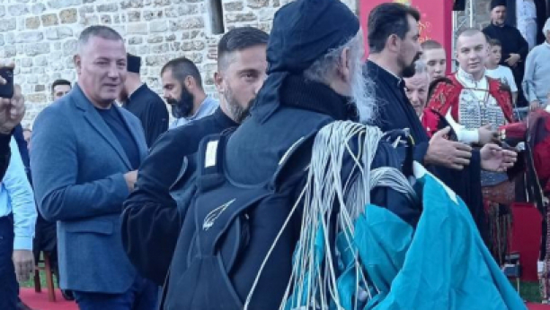 Episkop Jovan skakao padobranom u čast patrijarha SPC (FOTO)