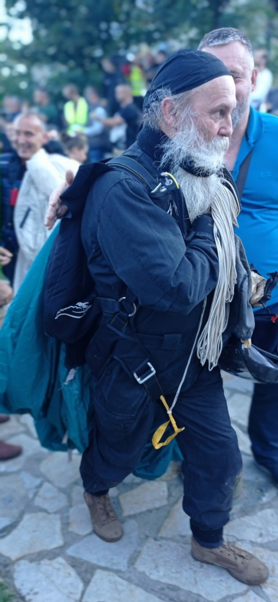 Episkop Jovan skakao padobranom u čast patrijarha SPC (FOTO)