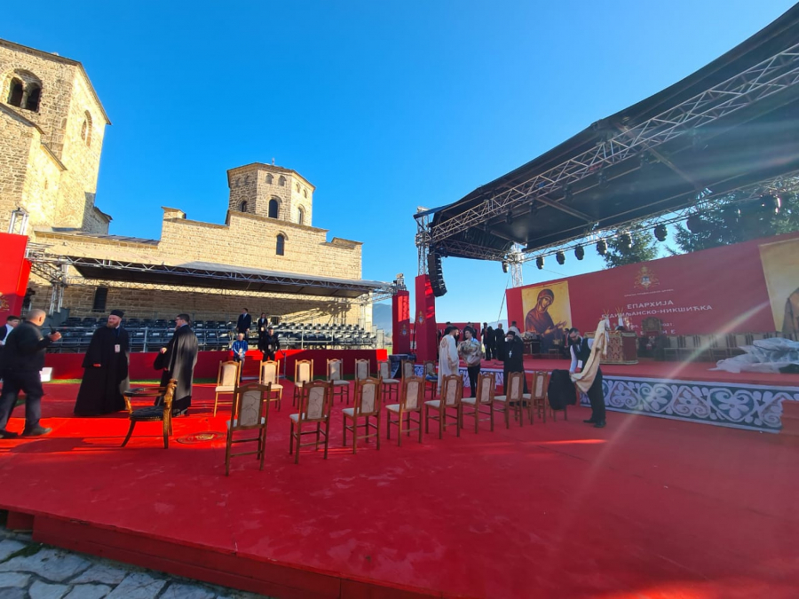 RADUJ SE CRNA GORO Metodije ustoličen, VELIČANSTVENE slike ispred manastira! (FOTO/VIDEO)