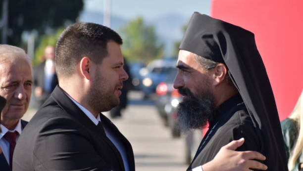 BRATSKI SUSRET Vladika Metodije dočekao gradonačelnika Nikšića ispred manastira (VIDEO)