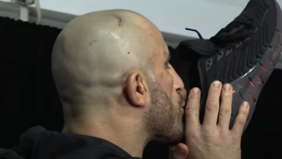 ČUDAN NAČIN ZA PROSLAVU! MMA šampion nakon trijumfa pio alkohol iz svoje patike! (VIDEO)