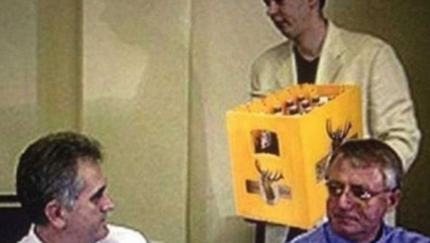 VUČIĆ OTKRIO Evo kako je nastala fotografija na kojoj nosim gajbu piva Šešelju