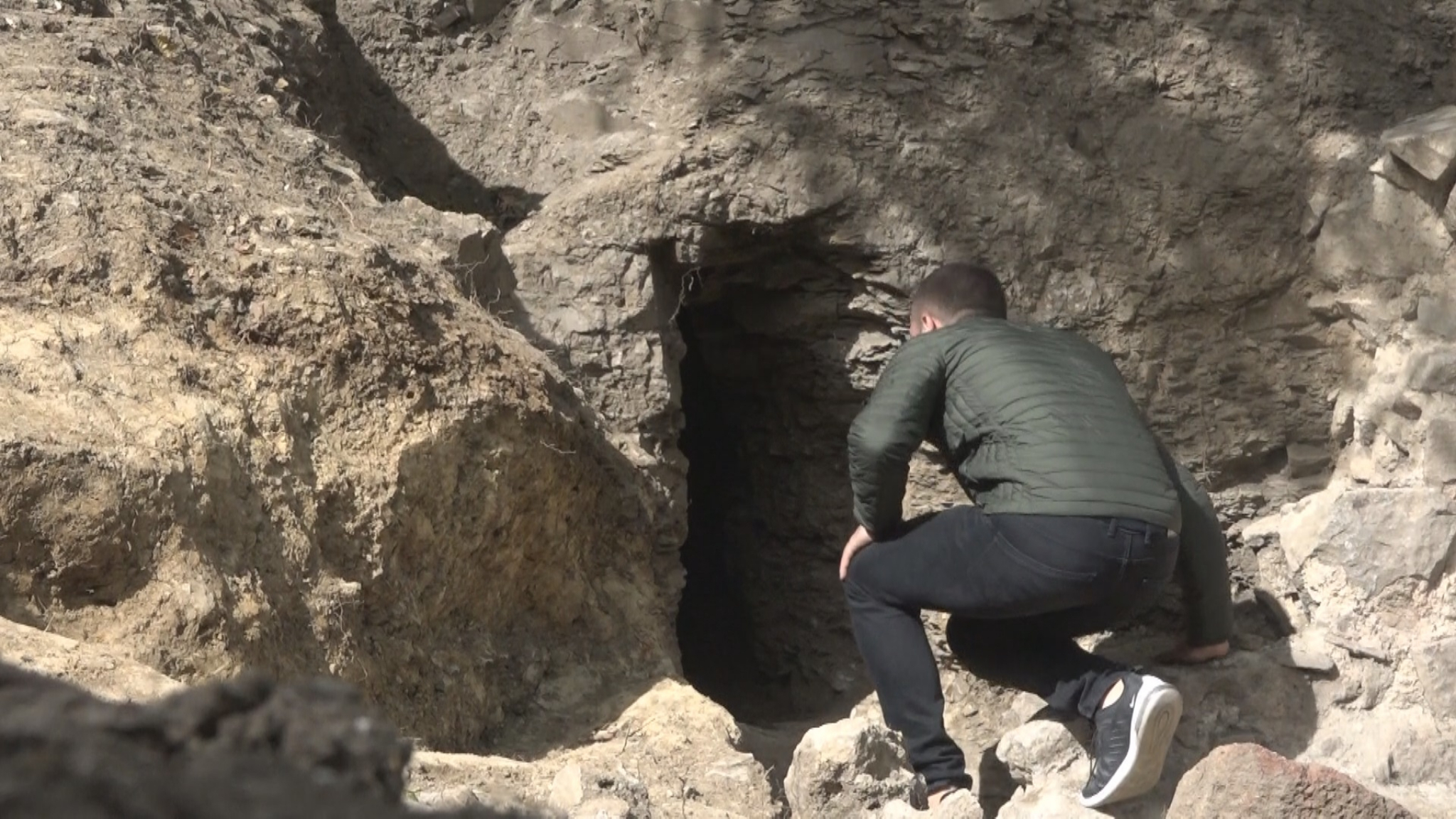 PLANINA U SRBIJI PREPUNA JE DRAGOG KAMENJA Za jedan važi verovanje da odbija negativnu energiju i prava je amajlija (FOTO)