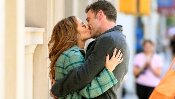 POSLE 20 GODINA PONOVO U NJENOM SPOTU! Ben Aflek zablistao u kadru sa Džej Lo! (FOTO)