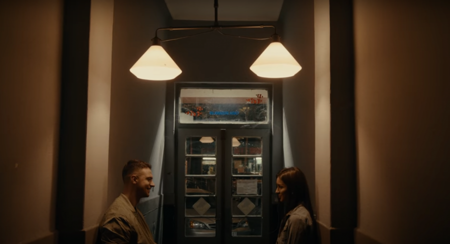 ZAVEO MISICU Mladi pevač objavio novu pesmu, a u spotu i ova lepotica!