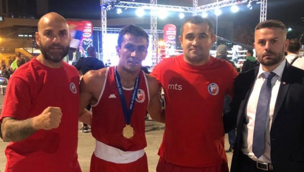 ŠABAC OBOJEN U CRVENO-BELO! Šest medalja za boksere Crvene zvezde na prvenstvu Srbije!