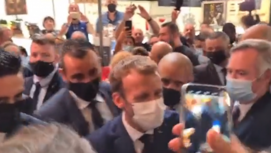 NAPADNUT EMANUEL MAKRON Obezbeđenje ga štitilo telima, odmah uhapšen muškarac (VIDEO)