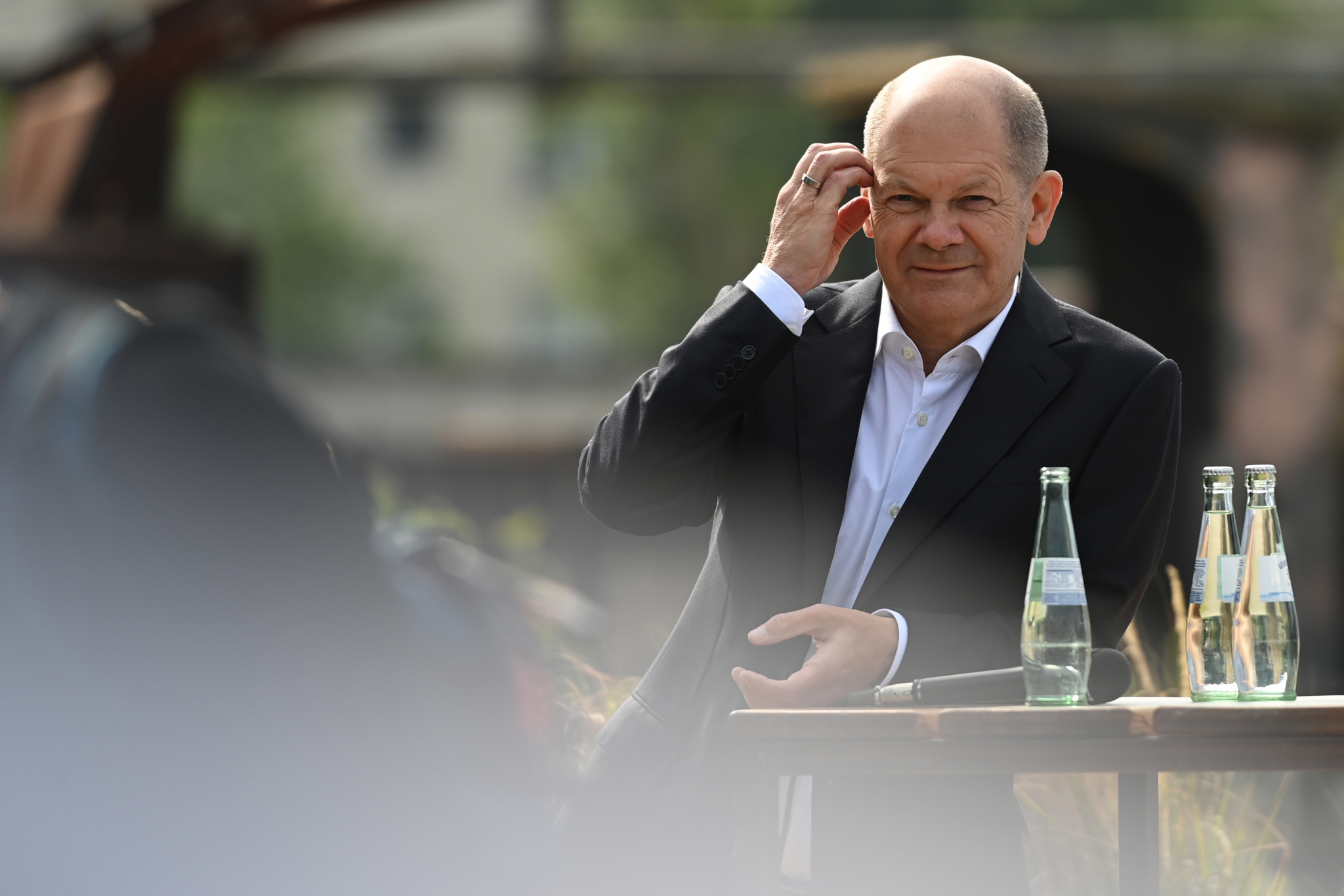 KO JE OLAF ŠOLC Spaja prste kao Angela Merkel, a jedan SKANDAL bacio je senku na njegovu karijeru!