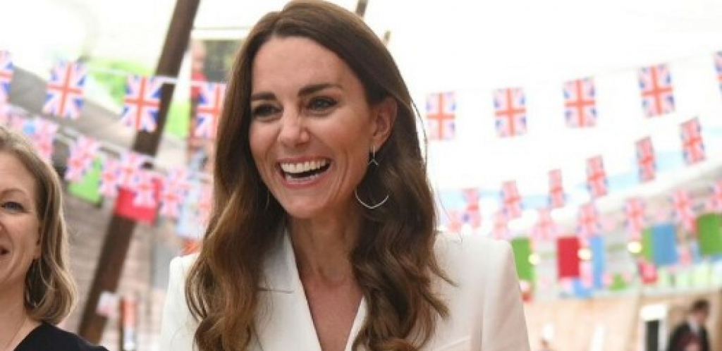 KEJT MIDLTON PREVAZIŠLA SAMU SEBE: Vojvotkinja zablistala u neobičnoj beloj haljini, poznatog kreatora, koge i Srpkinje obožavaju