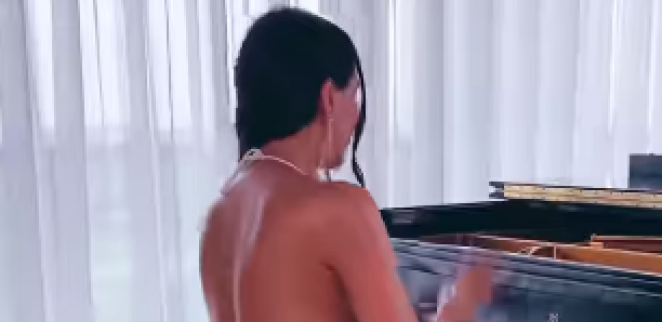 OSTAVLJA BEZ DAHA! Noletova drugarica provocira u se*si beloj haljini! (VIDEO)