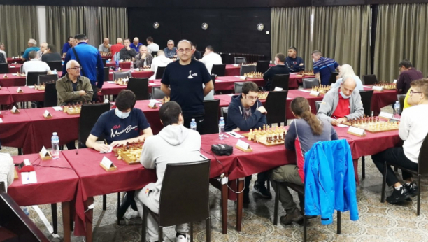 PARAĆINCI IZNENADILI LIDERA  Gužva na vrhu i najava velike borbe za prvo mesto, ali i za opstanak