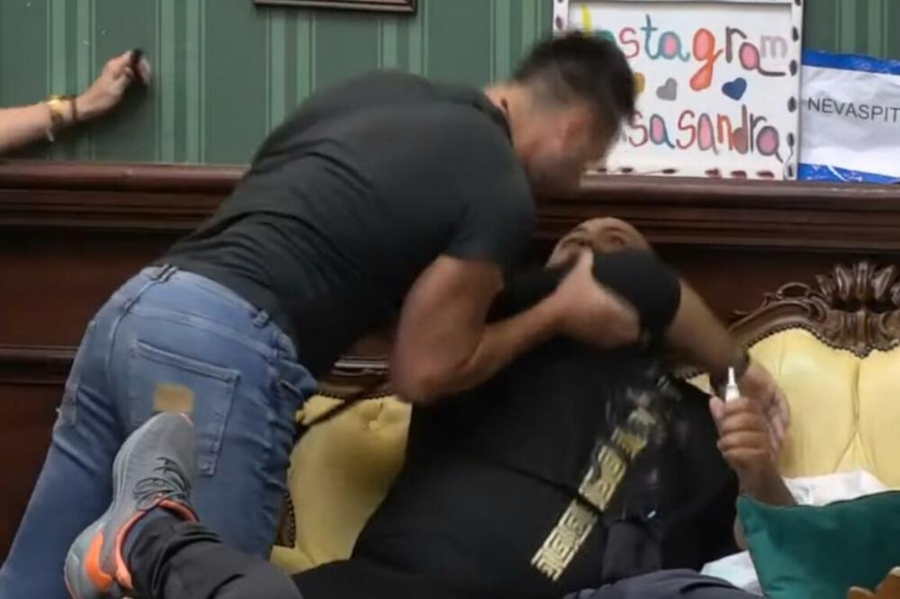 UDARIO ŽENU?! Zadrugar lomio sve pred sobom, obezbeđenje nije moglo da ga obuzda!