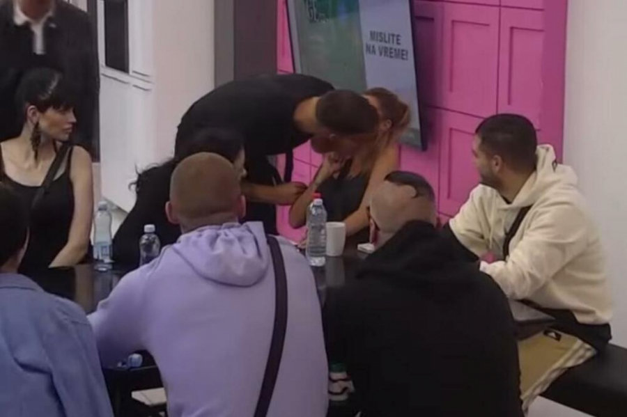 OGLASILA SE MAJKA SANDRE REŠIĆ Nakon ćerkinog poljupca sa Markom Cica van sebe od besa, evo šta im je poručila!