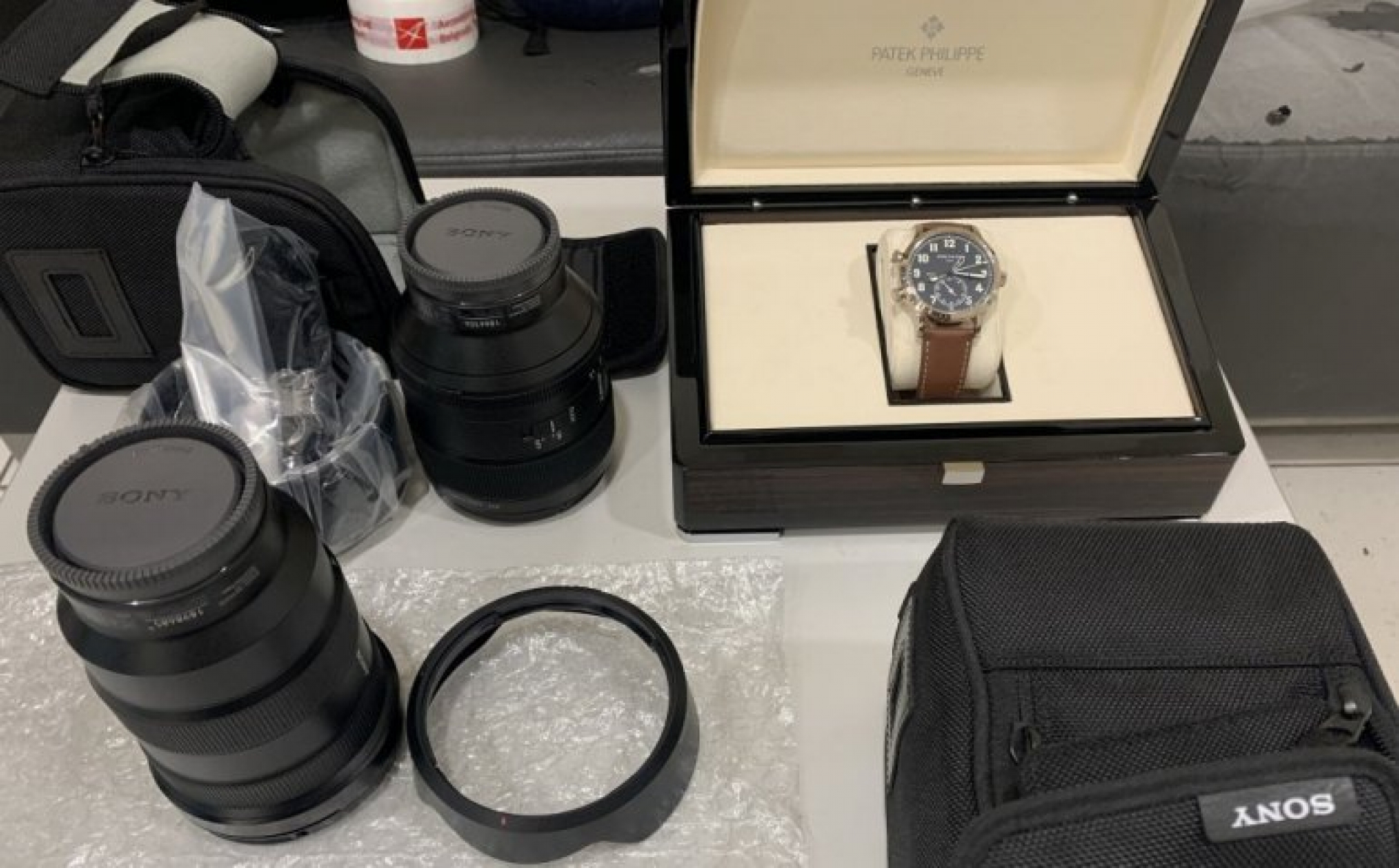 KINEZ SLETEO U BEOGRAD SA SUMNJIVOM KUTIJOM Carinici brzom reakcijiom sprečili krijumčarenje