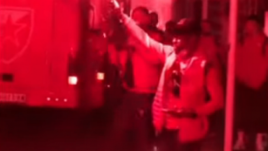 SPEKTAKL! "Delije" došle na "Marakanu" da pozdrave igrače, Kanga sa bakljom! (VIDEO)