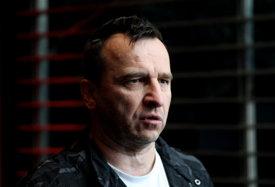 NE SLUŠA JOKSIMOVIĆA Iako je kum popularnom pevaču,Nenad Jezdić priznao: Sve goste dočekujem ovom pesmom