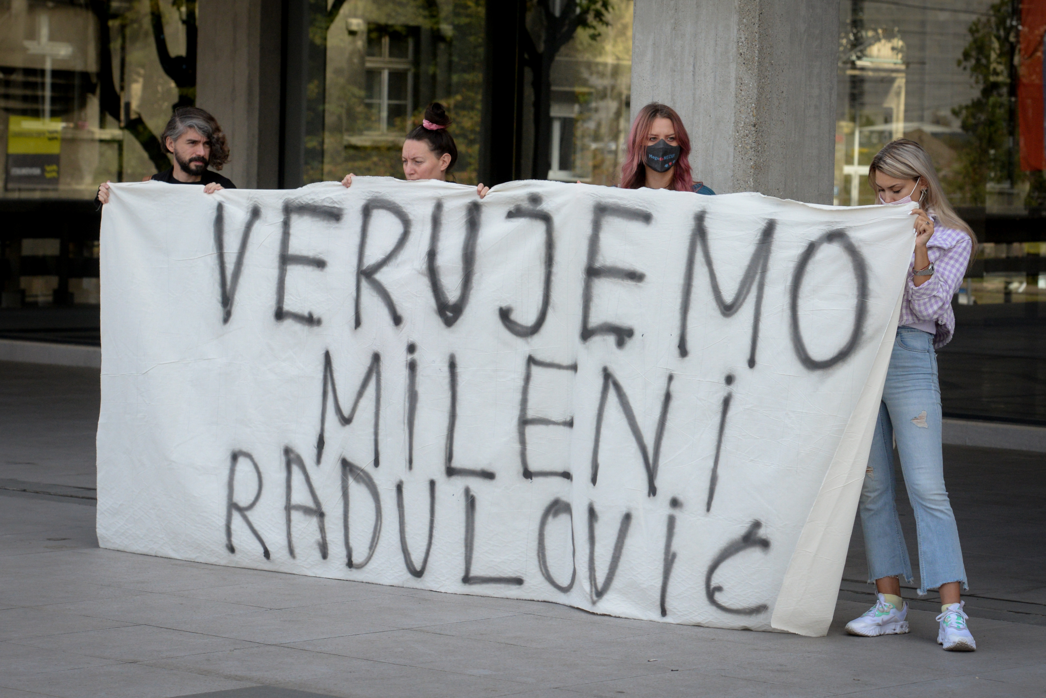 MIKA ALEKSIĆ STIGAO U PALATU PRAVDE Ročište odloženo, dočekao ga transparent o Mileni Radulović (FOTO)