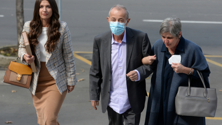 MIKA ALEKSIĆ STIGAO U PALATU PRAVDE Ročište odloženo, dočekao ga transparent o Mileni Radulović (FOTO)