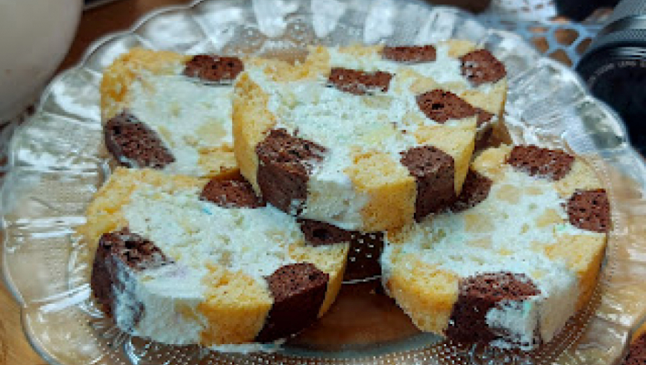 ZASLADITE SE KRALJEVSKI: Rolat sa ananasom i belom čokoladom, fantazija ukusa (VIDEO)