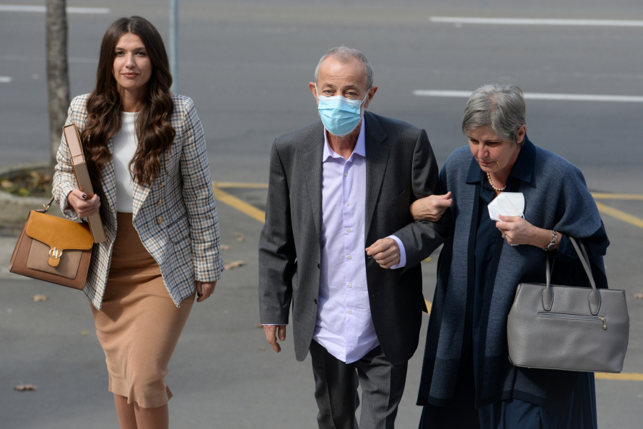 MORAŠ DA BUDEŠ KU**A! Mika Aleksić terao devojčice u svojoj školi na bizarnu igru