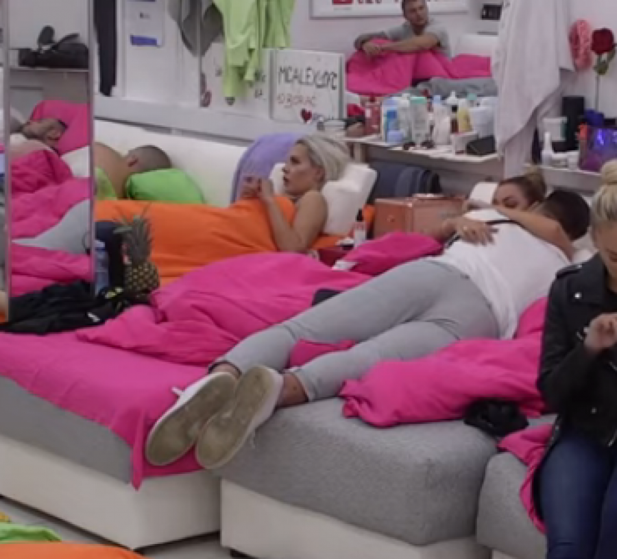 ZAVRŠILI U KREVETU Sandra i Marko razmenjuju nežnosti nakon žurke