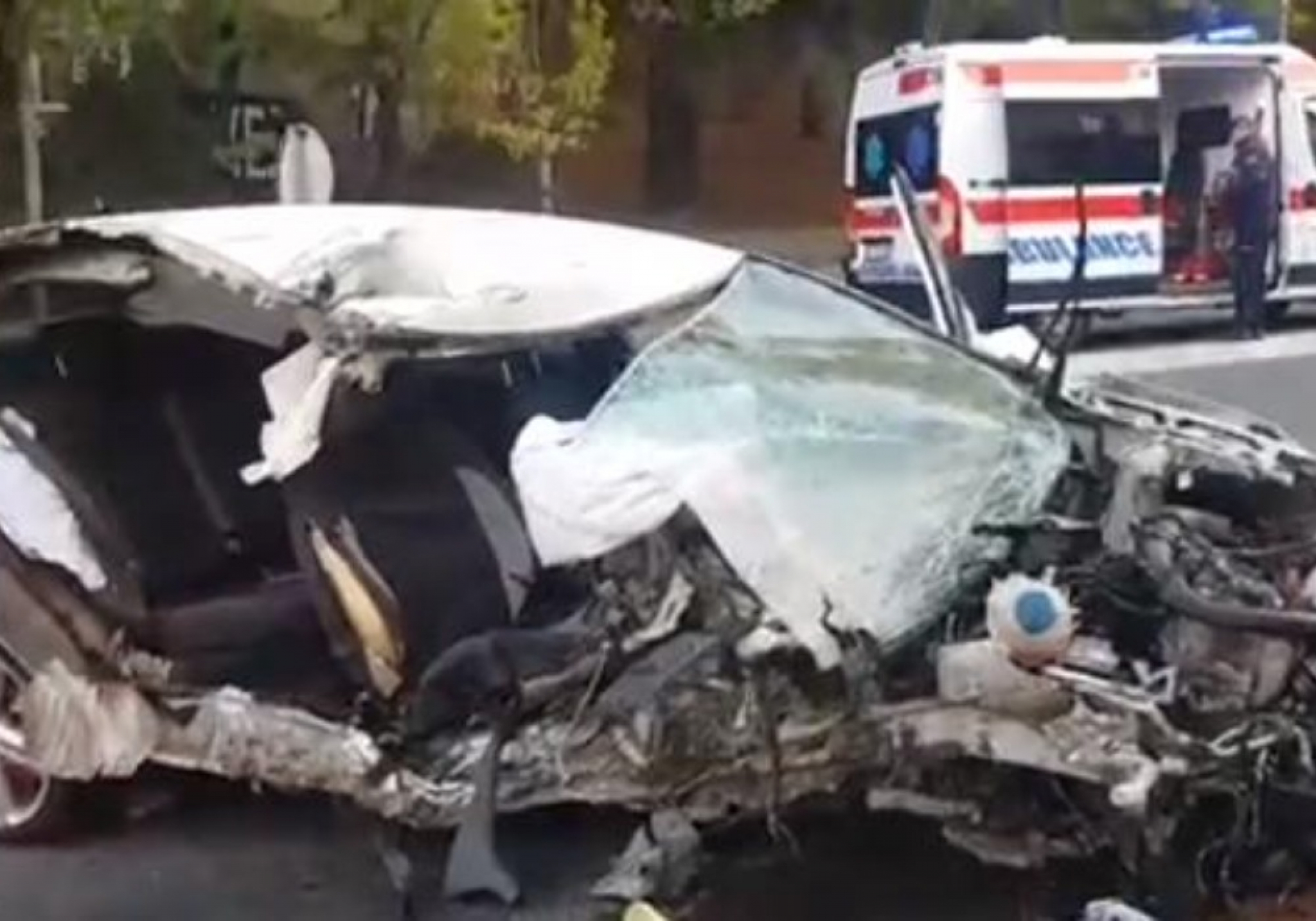 PRVE FOTOGRAFIJE UŽASNE NESREĆE NA KONJARNIKU Tela mladića i žene leže pored uništenog automobila (FOTO)