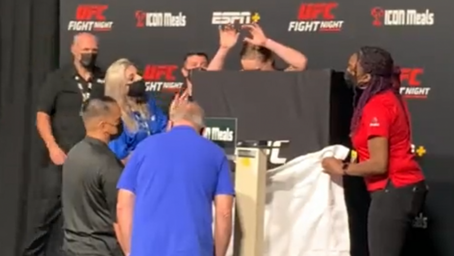 UZNEMIRUJUĆ SNIMAK! MMA zvezda stala na vagu, pa počela da se trese - meč otkazan! (VIDEO)