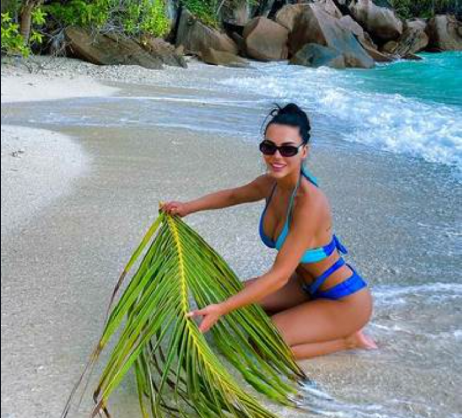 POPRSJE NA IZVOL'TE, GRUDI NIKAD VEĆE! Helena Topalović provocira fotkama u korsetu