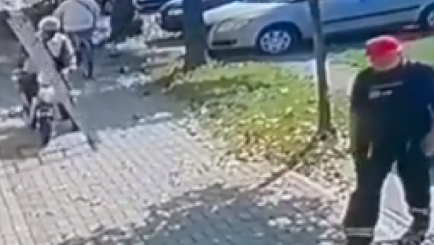 U ŠTA GLEDAŠ?! Radnik u Inđiji umalo nastradao: Električnim biciklom oborio čoveka sa merdevina! (VIDEO)