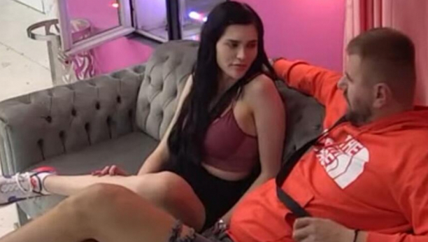 JANJUŠ ZAPROSIO DENIZ Vidi kako si lepa, lepe su ti obrve i nos!