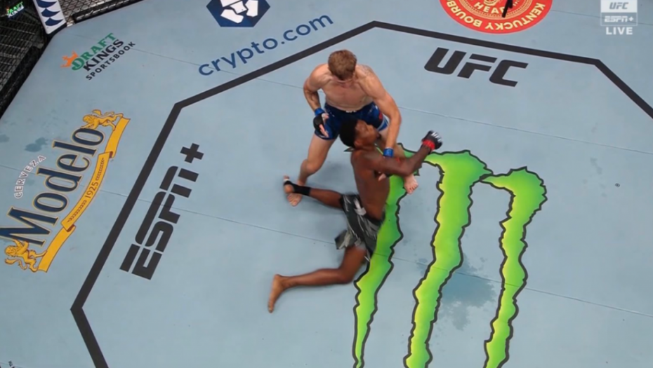 JEZIVO! Sudarili se glavama, jedan ostao bez svesti, morali da prekinu borbu (VIDEO)