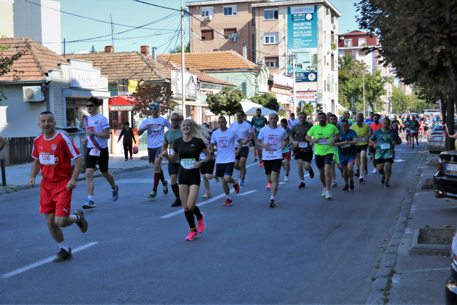 DEVETI “KRAGUJEVAČKI POLUMARATON” Trijumf Esada Hasanovića