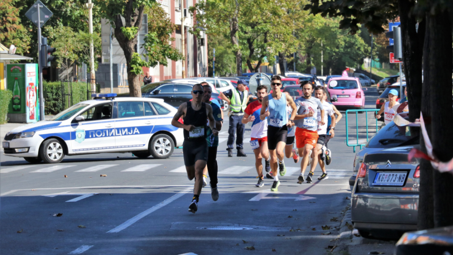 DEVETI “KRAGUJEVAČKI POLUMARATON” Trijumf Esada Hasanovića