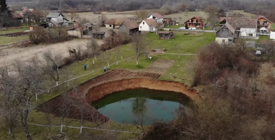 RUPE U PETRINJI PRETE DA PROGUTAJU KUĆE Nastale su posle zemljotresa, a država je uložila 13 miliona evra u sanaciju