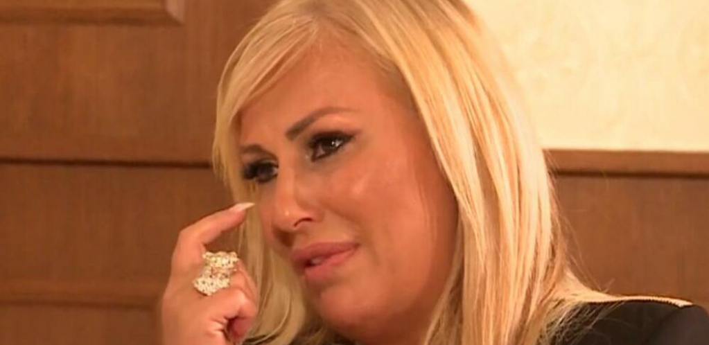 ZBOG TEŠKE TRAGEDIJE SE POVUKLA SA SCENE Elma Sinanović i dalje oplakuje njegovu smrt, pevačica se nakon toga posvetila ćerki