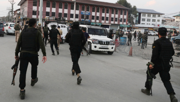 POLICIJA U INDIJI OSLOBODILA DESETINE OSOBA Protestvovali zbog trovanja hranom u fabrici