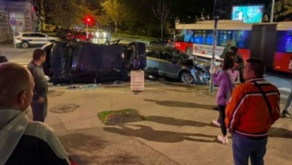 FOTOGRAFIJA SA MESTA NESREĆE U ZEMUNU Po ulici su razbacani delovi automobila, tri osobe prevezene u Urgentni centar