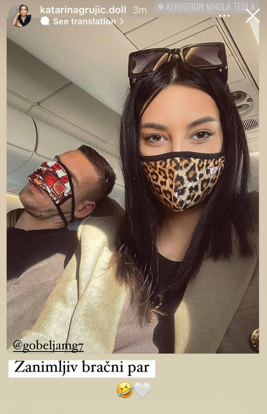 KAĆA I GOBELJA NAPRAVILI HAOS U AVIONU Pevačica objavila urnebesnu fotku muža!