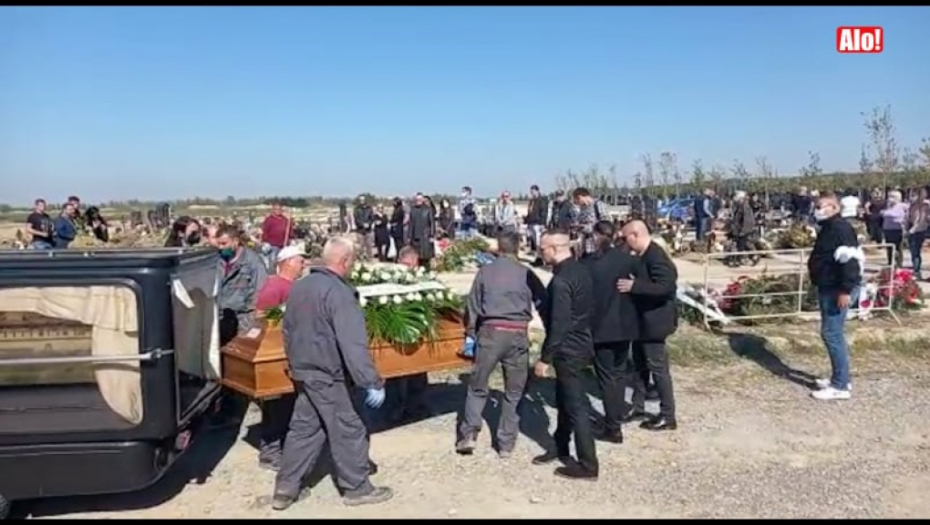 ČUDNA SCENA NA GROBLJU ZBEG Vladimir Marjanović sahranjen, a kada je povorka prolazila pokraj mesta gde počiva Jelena usledio je neočekivan potez porodice