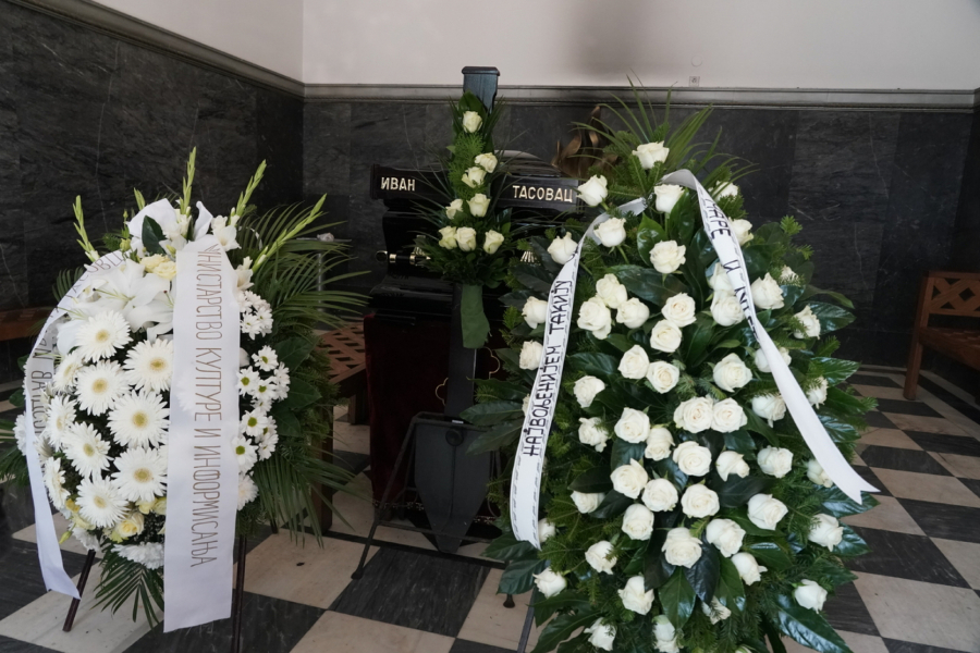 SAHRANA IVANA TASOVCA Predsednik Srbije Aleksandar Vučić stigao na Novo groblje da se oprosti od umetnika!