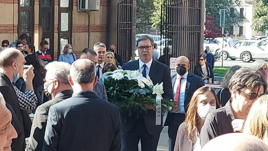 SIN, MAJKA I SUPRUGA JEDVA KORAČALI ZA KOVČEGOM Sahranjen Ivan Tasovac, umetnika ispratio i Aleksandar Vučić!